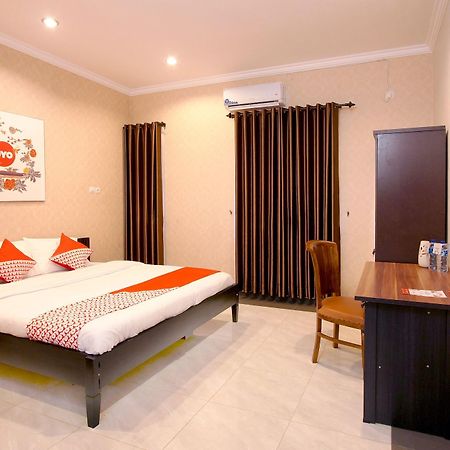 Oyo 347 Bayang Brothers Guest House Maguwo Kültér fotó
