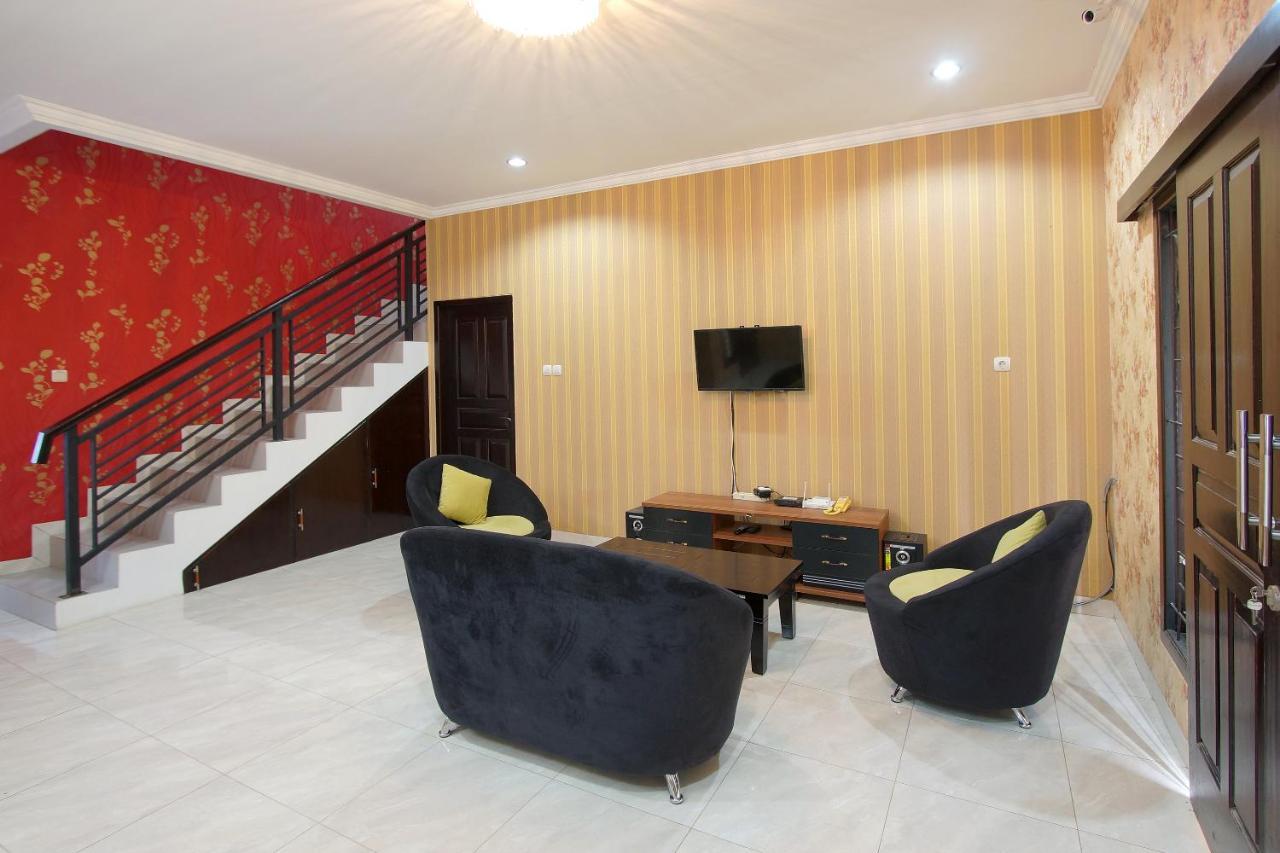 Oyo 347 Bayang Brothers Guest House Maguwo Kültér fotó