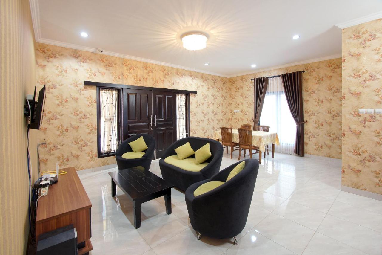 Oyo 347 Bayang Brothers Guest House Maguwo Kültér fotó