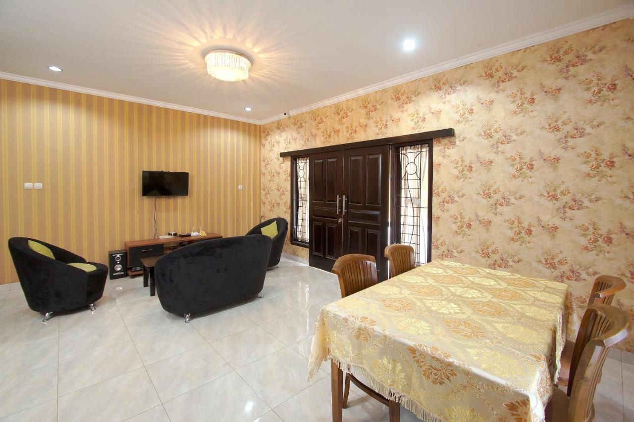 Oyo 347 Bayang Brothers Guest House Maguwo Kültér fotó